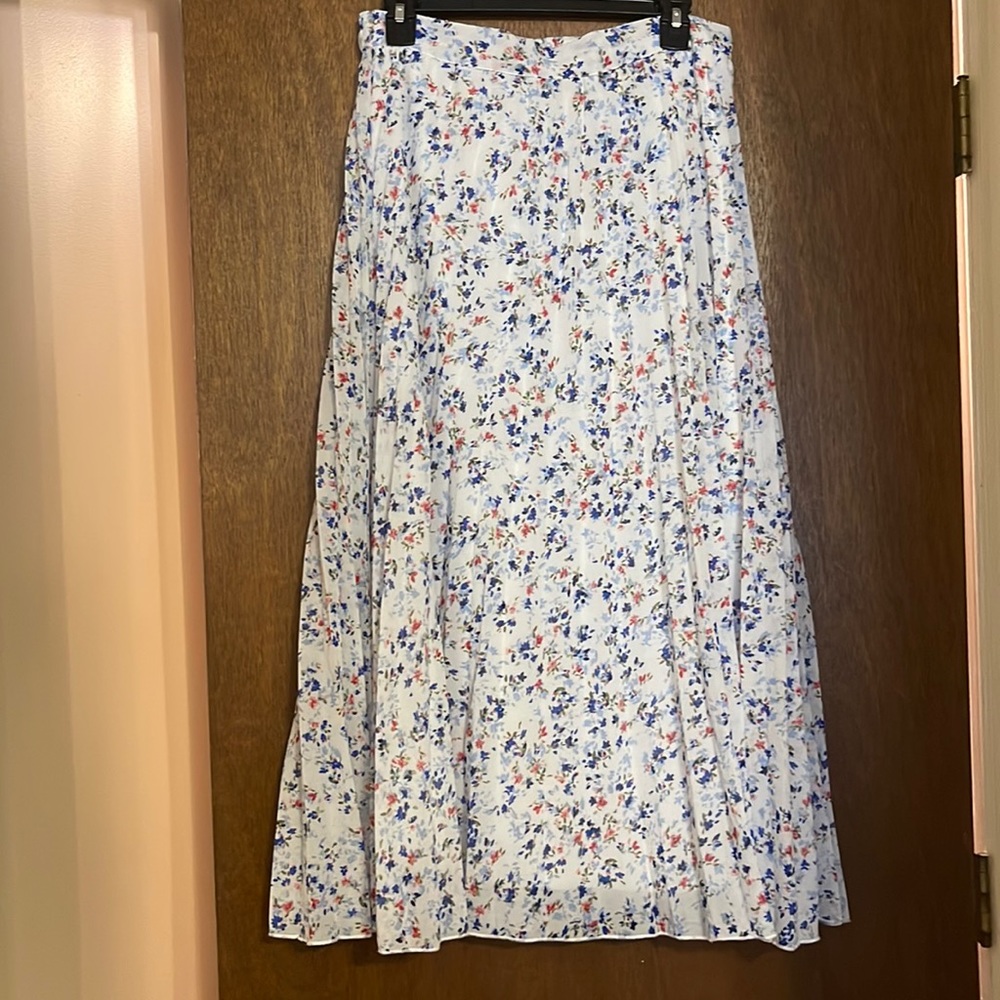 **20% off Sale** Pleated floral midi skirt sz L